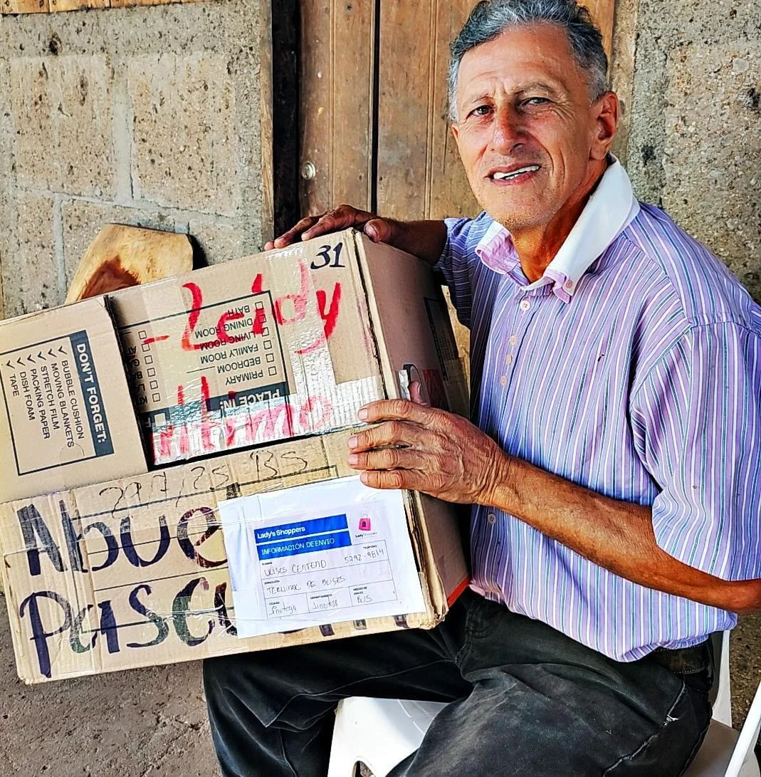 Cliente con caja entregada por Lady Shoppers
